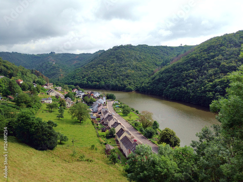 Blick auf den Fluss Our und den Ort Bivels im Kanton Vianden in Luxemburg. Aussicht vom Premium-Wanderweg Nat'Our Route 5. photo