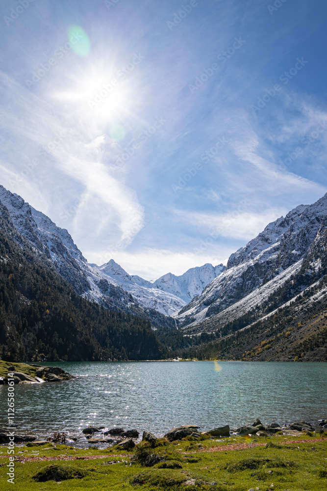 Fototapeta premium Lago de Gaube en los Pirineos franceses en un día de otoño