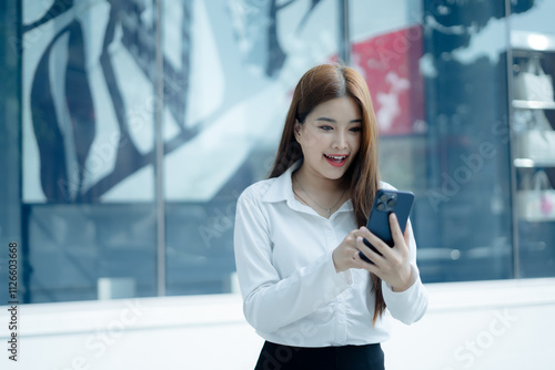 Free Download Businesswoman in the city center - GFXLoad