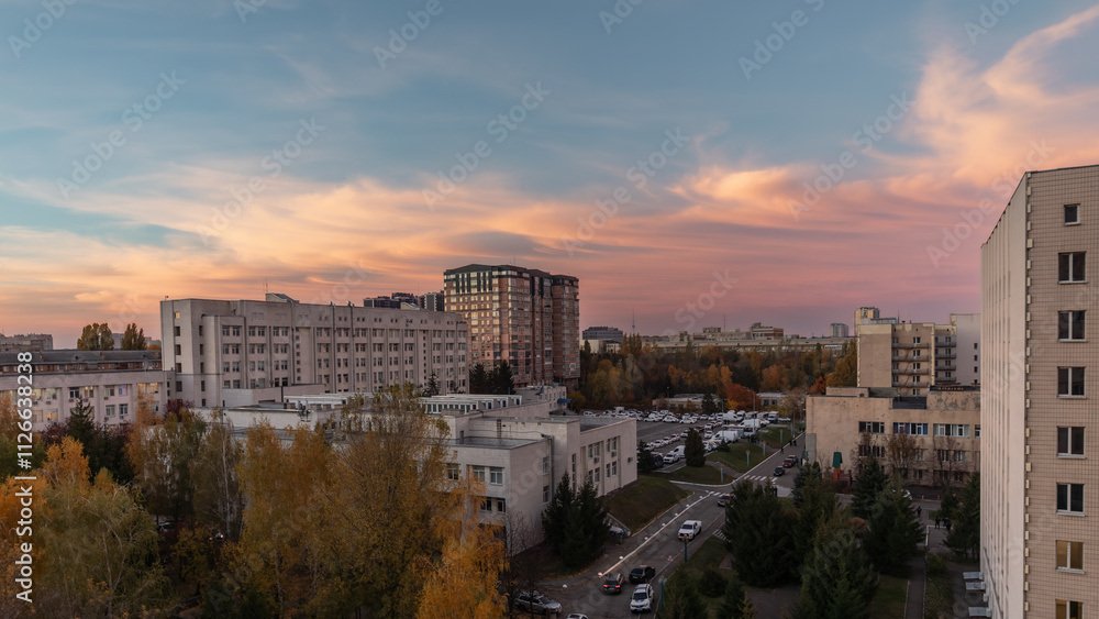 Obraz premium Evening Glow: Sunset Clouds Above the City