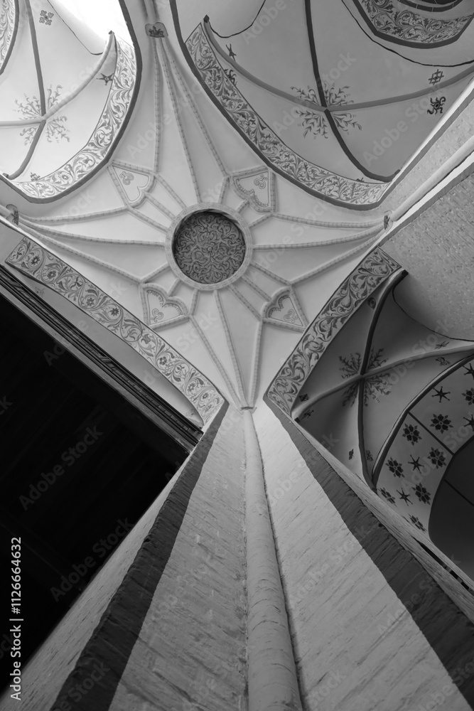 Obraz premium Sklepienie, sufit dawnego kościoła, świątyni miejsce kultu religijnego, architektura