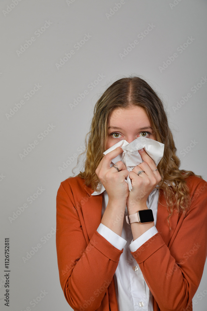 frau, nase, grippe, erkältung, krank, niesen, allergie, gewebe, taschentuch, erkrankung, ill, blow, person, allergisch, viren, gesundheit, leute, erkrankung, grippe, kind, gesicht, medizinisch, fieber frau, nase, grippe, erkältung, krank, niesen, allergie, gewebe, taschentuch, erkrankung, ill, blow, person, allergisch, viren, gesundheit, leute, erkrankung, grippe, kind, gesicht, medizinisch, fieber