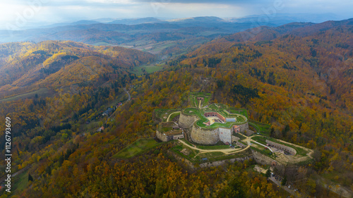 Twierdza Srebrna Góra jesienią, otoczona żywymi kolorami liści i zachwycającymi krajobrazami.
