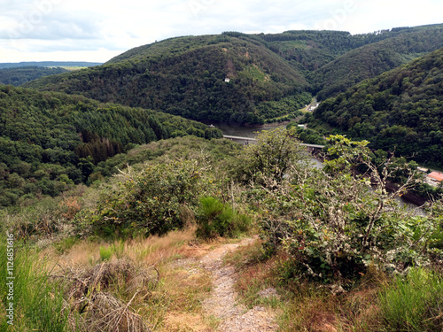 Blick auf den Fluss Our mit Brücke über die Ourtalsperre in der Nähe von Bivels im Kanton Vianden in Luxemburg. Aussicht vom Premium-Wanderweg Nat'Our Route 5. photo