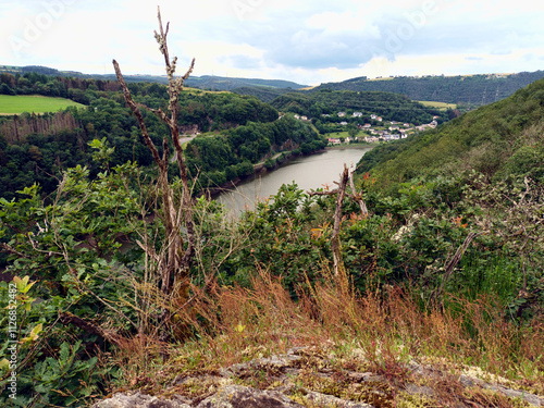 Blick auf den Fluss Our an der Ourtalsperre in der Nähe von Bivels im Kanton Vianden in Luxemburg. Aussicht vom Premium-Wanderweg Nat'Our Route 5. photo