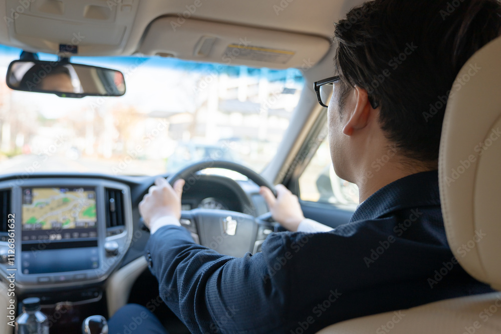 運転する若い男性 運転する若い男性