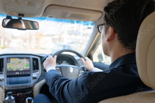 運転する若い男性