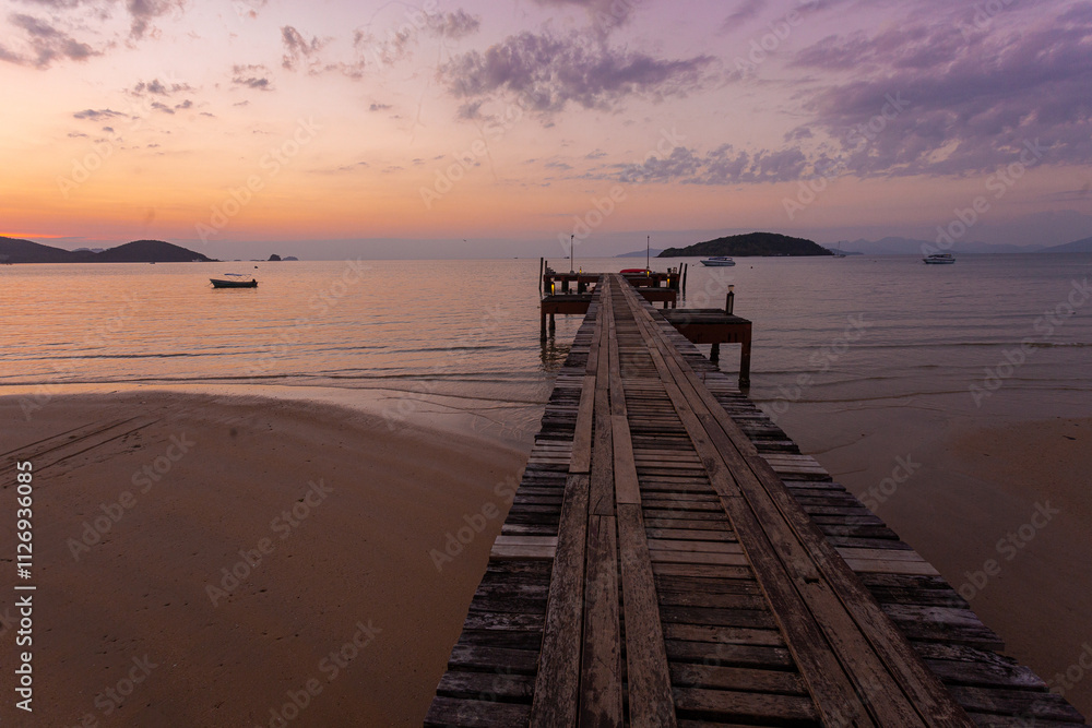 Obraz premium The beauty of the wooden bridge scenery on Koh Mak and you can dive to see corals, beautiful sandy beaches and many other activities. Located in Koh Kood District, Trat. 