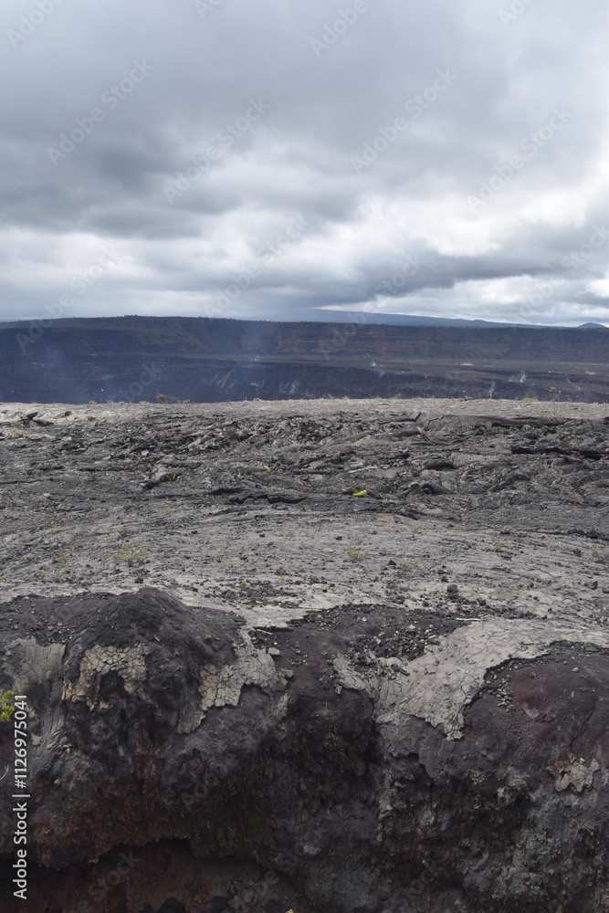 Obraz premium The dramatic volcanic craters and eruption areas from Mouna Loa in Volcanoes National Park, Hawaii