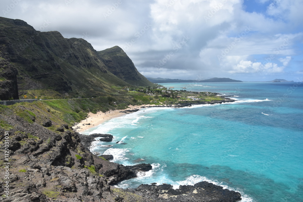 Fototapeta premium The turquoise blue ocean and beautiful paradise beaches and landscapes of Oahu island, Hawaii