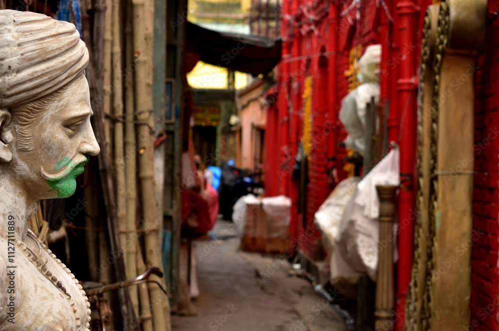 Obraz premium A lonely statue of a king