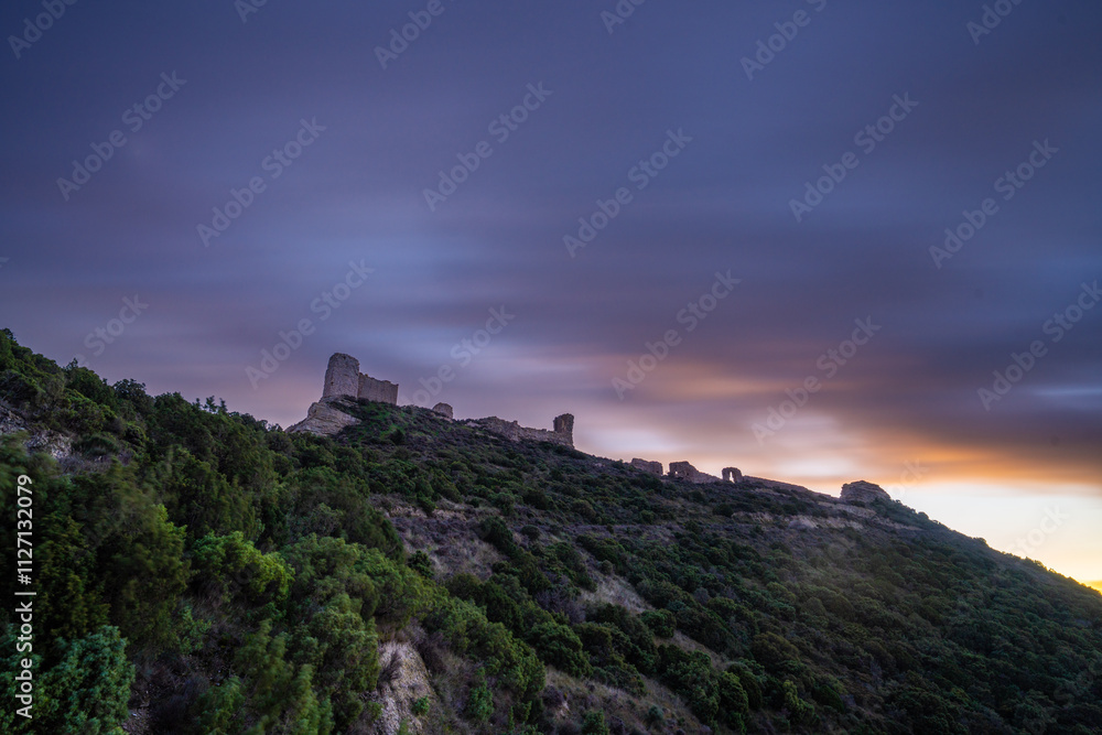 Castillo de Sora en larga exposición cielo de atardecer Castillo de Sora en larga exposición cielo de atardecer