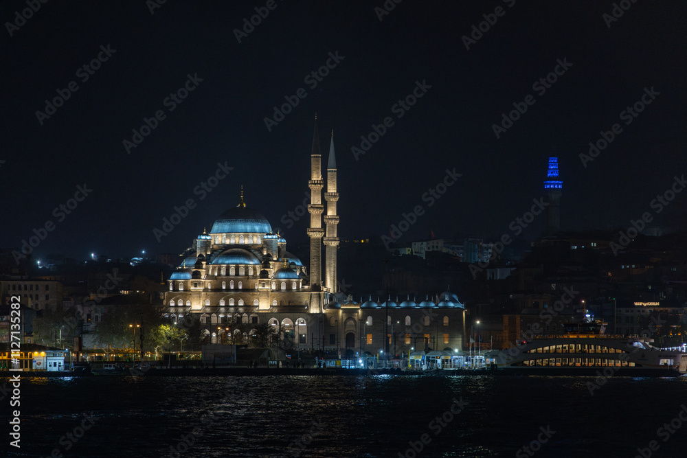 Obraz premium Istanbul city and Mosque at night in Turkey.