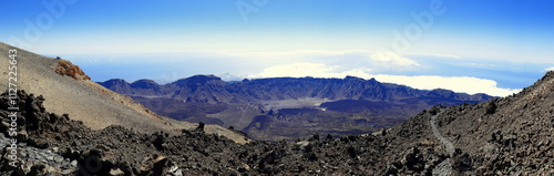 Vulkan Teide in Teneriffa bei blauem  Himmel mit Wanderweg und herrlicher weiter Panorama-Aussicht