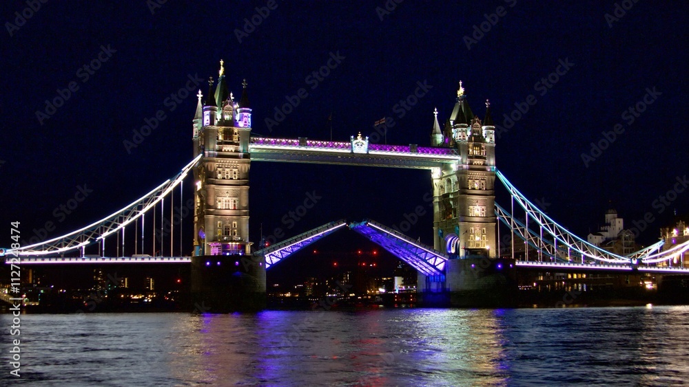 Obraz premium An aerial photograph of London's iconic Tower Bridge spanning the River Thames. The historic structure stands as a symbol of London's rich history and modern vibrance.