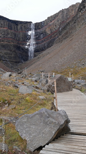 Islandzki wodospad Hengifoss. Skały na podeście. Czerwone nitki gliny w bazaltowej skale. photo