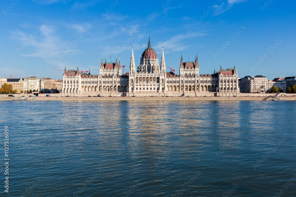 Obraz premium Hungarian Parliament Building from the west bank of Danube, Budapest