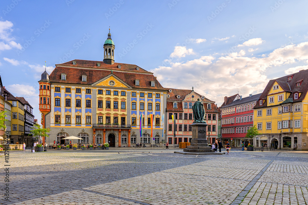 Obraz premium Marktplatz mit historischem Rathaus, Denkmal und Altstadthäuser in Coburg, Bayern, Deutschland