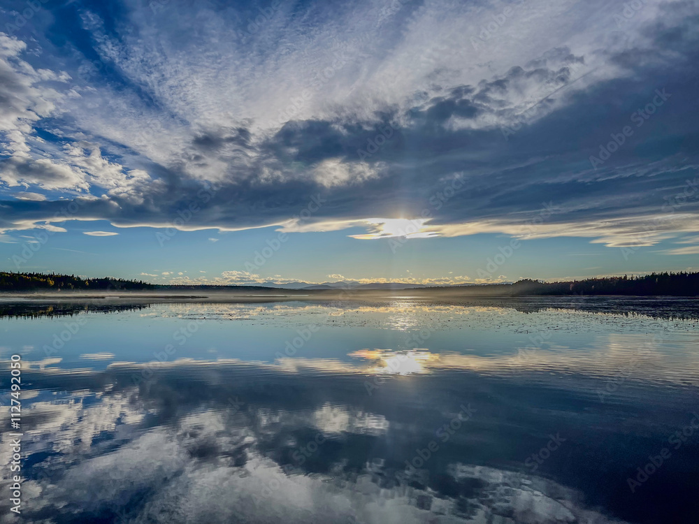 Obraz premium Reflective Lake Under Dramatic Clouds