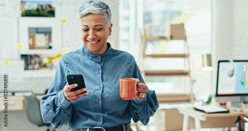 Foto Woman, phone and happy at startup with coffee, notification or deal for project in studio
