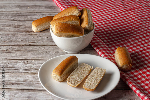 Mini buns or mini bread rolls in Brazil are called 