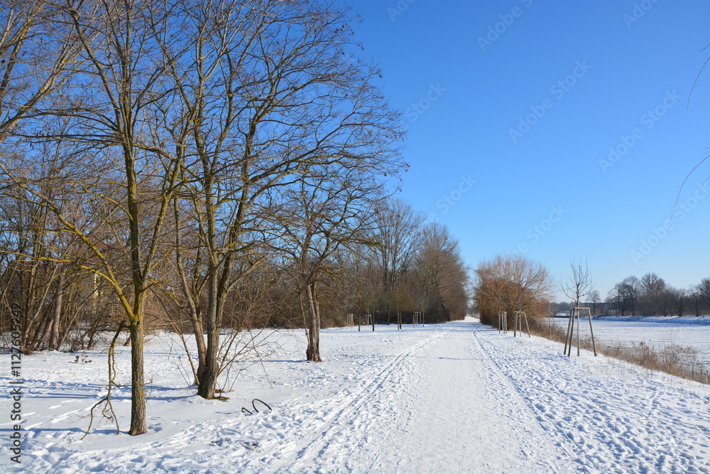 Uferweg am Fluss im Winter