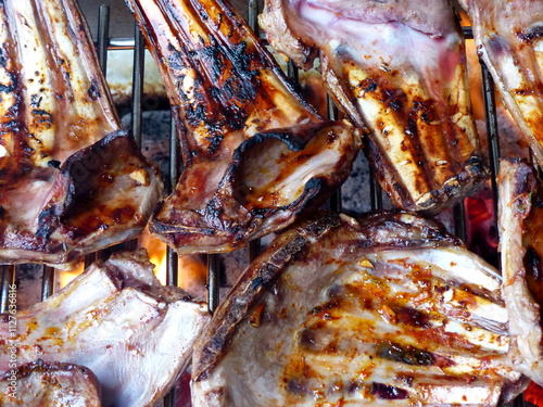 Leckeres Lammfleisch auf glühender Kohle eines Holzkohlegrills im Sommer beim Barbecue auf einem Grillfest im Garten in Wettenberg Krofdorf-Gleiberg bei Gießen in Hessen