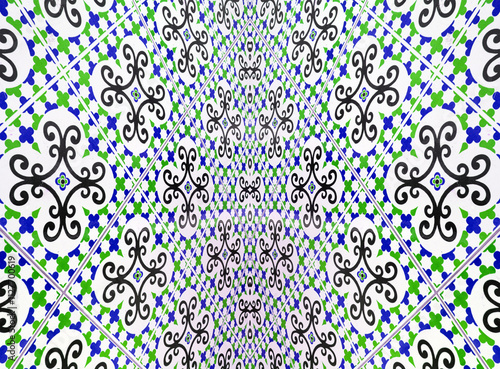 Mirroring of colored ornament on ceramic tiles