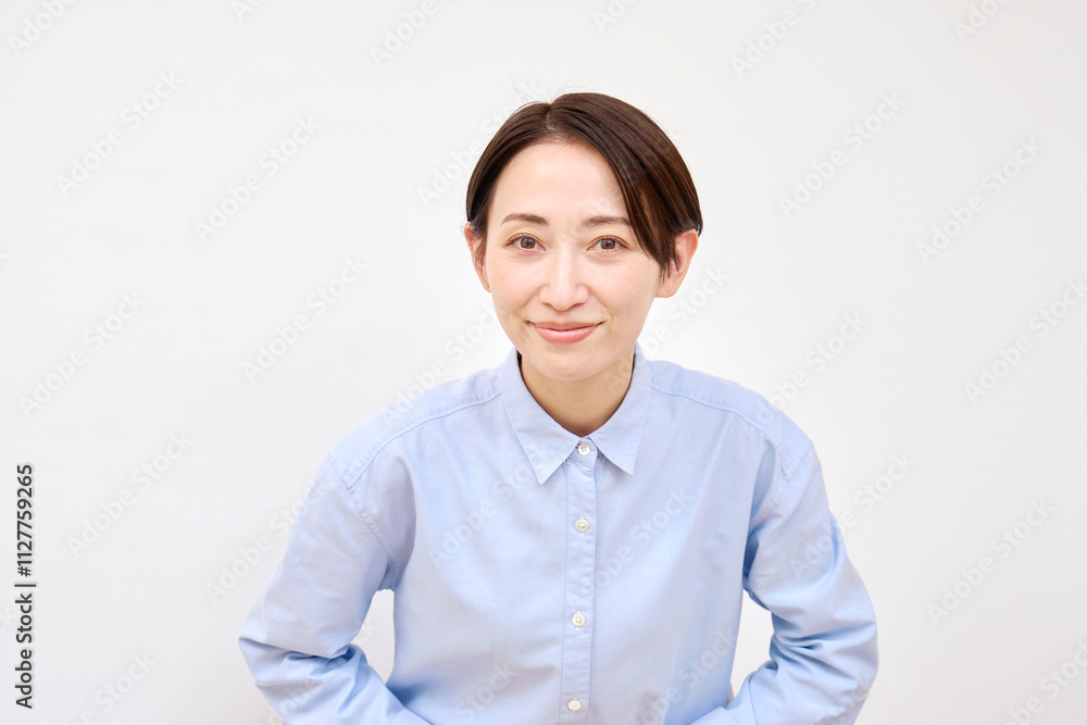 お辞儀する女性 白背景 カメラ目線 お辞儀する女性 白背景 カメラ目線