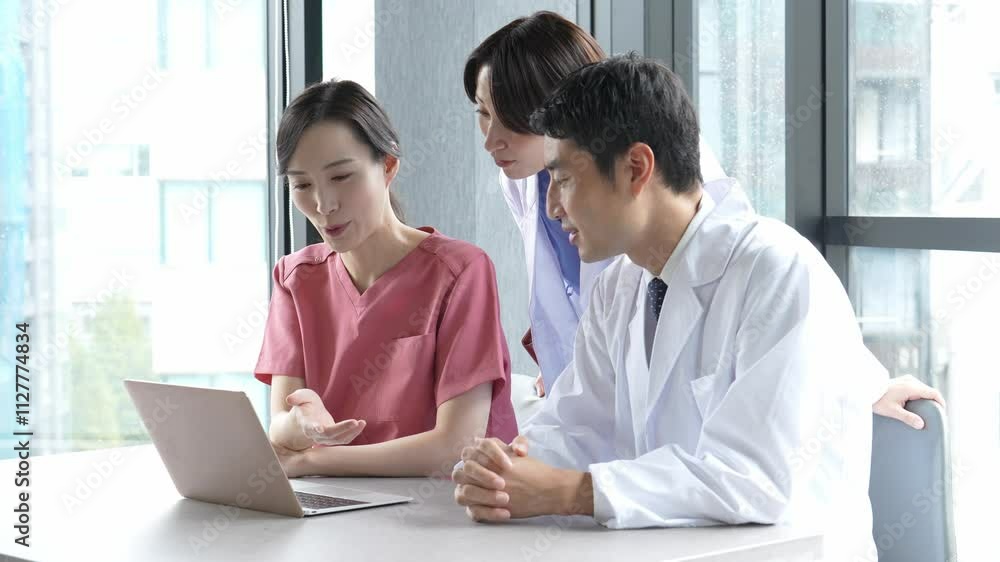 オンラインで診察をする医師と看護師 オンラインで診察をする医師と看護師