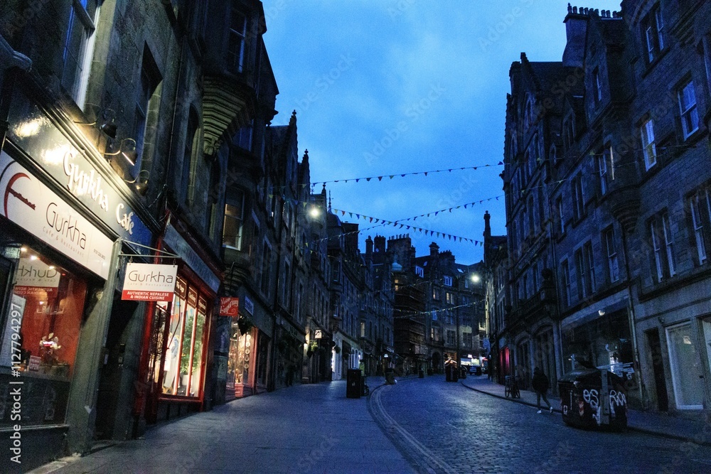 Fototapeta premium Edinburgh Street Scene at Dusk in the Old Town