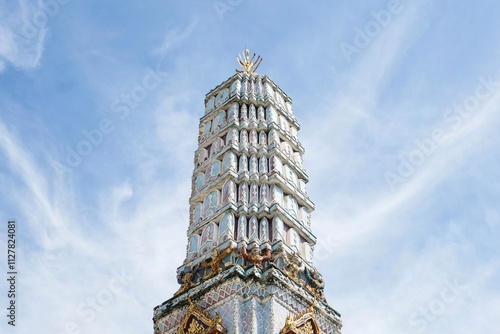 Schilderij op canvas Phra Mondop Yot Prang, an ornately decorated tower at Wat Phra Kaew (the Temple