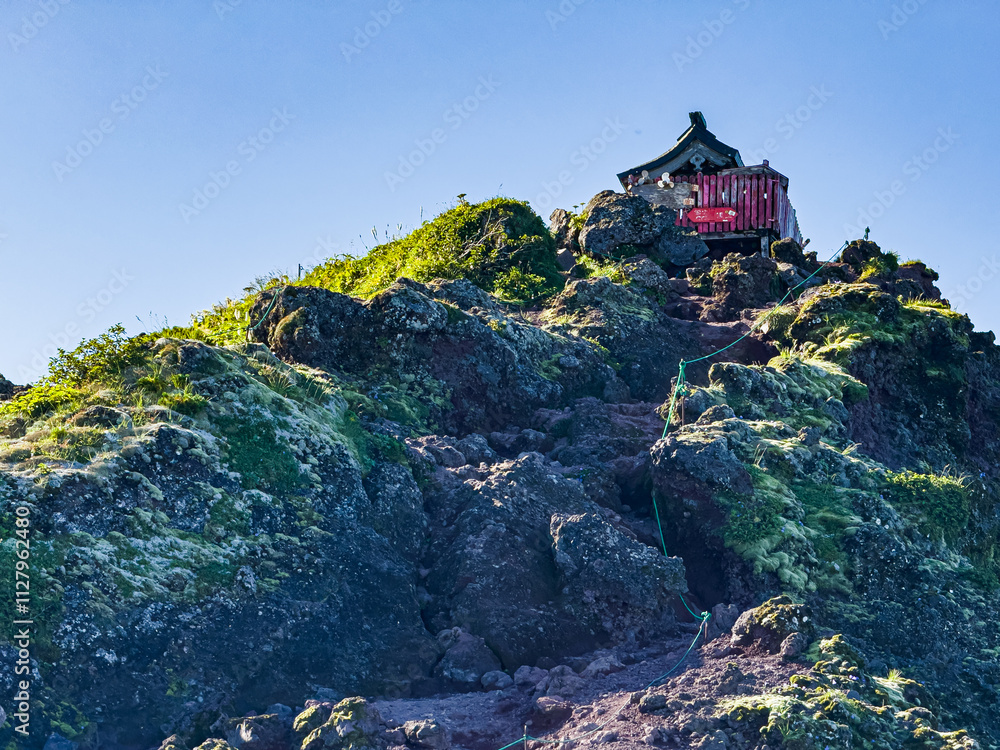 利尻山(利尻富士)山頂の利尻山神社奥宮と風景