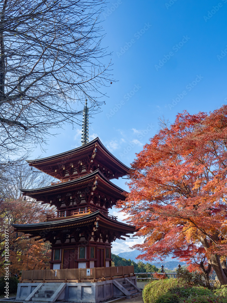 紅葉と三重宝塔
