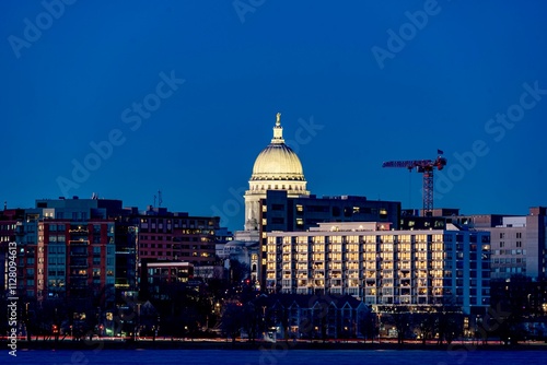 Obraz na płótnie Downtown Madison, WI and the Wisconsin State Capitol Building behind Lake Monona at Twilight w salonie