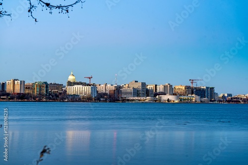 Obraz na płótnie Downtown Madison, WI and the Wisconsin State Capitol Building behind Lake Monona at Twilight w salonie