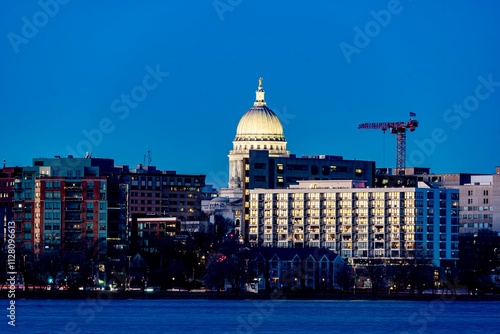Obraz na płótnie Downtown Madison, WI and the Wisconsin State Capitol Building behind Lake Monona at Twilight w salonie