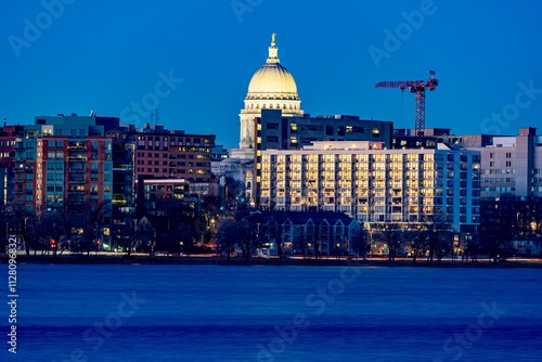 Obraz na płótnie Downtown Madison, WI and the Wisconsin State Capitol Building behind Lake Monona at Twilight w salonie