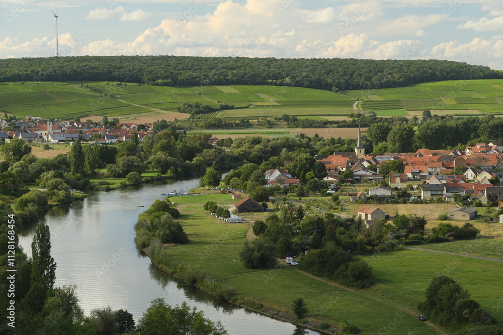 Mainschleife und Weinberge bei Fahr am Main, in der Nähe der Weinstadt Volkach, Landkreis Kitzingen, Unterfranken, Franken, Bayern, Deutschland Mainschleife und Weinberge bei Fahr am Main, in der Nähe der Weinstadt Volkach, Landkreis Kitzingen, Unterfranken, Franken, Bayern, Deutschland