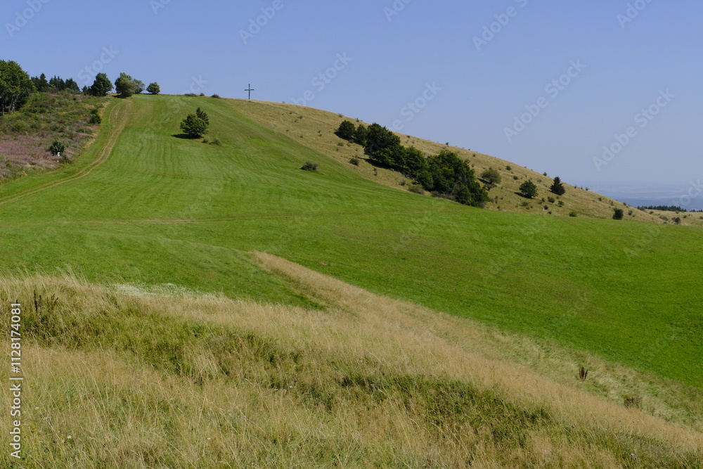 Fototapeta premium Landschaft am Himmeldunkberg im Bioshärenreservat Rhön zwischen Hessischer Rhön und Bayerischer Rhön, Deutschland
