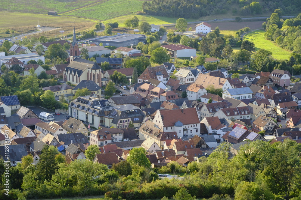 Fototapeta premium Blick vom NSG Haarberg auf die historische Altstadt von Euerdorf, Landkreis Bad Kissingen, Unterfranken, Bayern, Franken, Deutschland