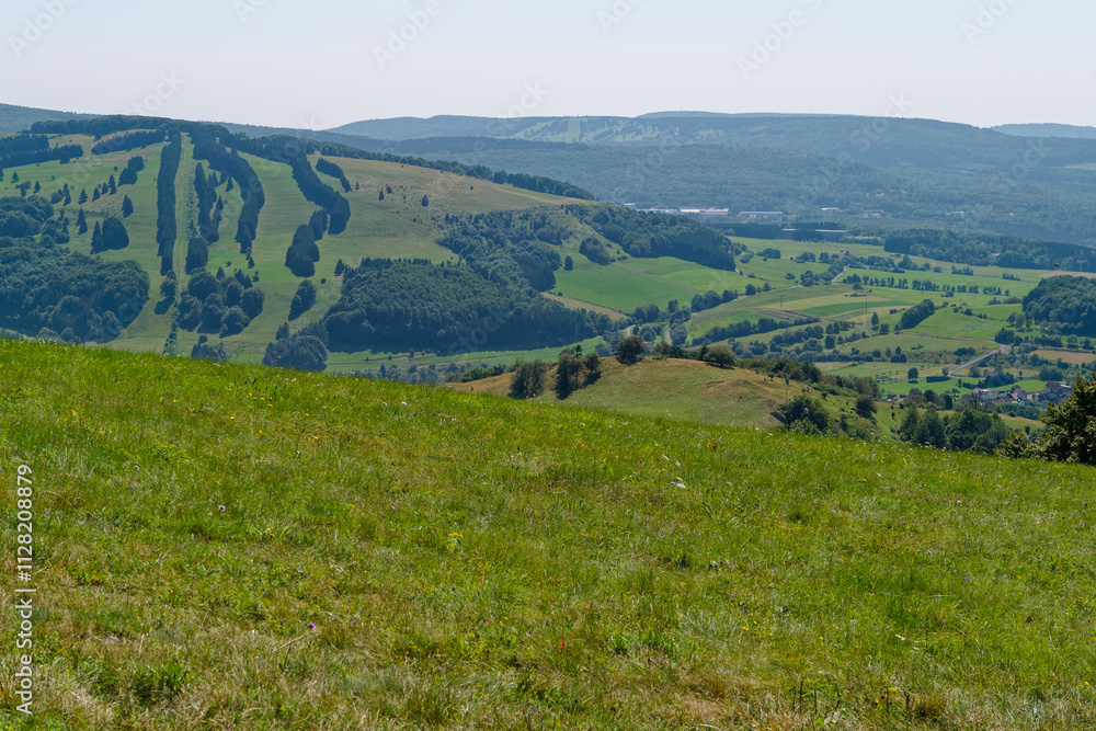 Obraz premium Landschaft am Himmeldunkberg im Bioshärenreservat Rhön zwischen Hessischer Rhön und Bayerischer Rhön, Deutschland