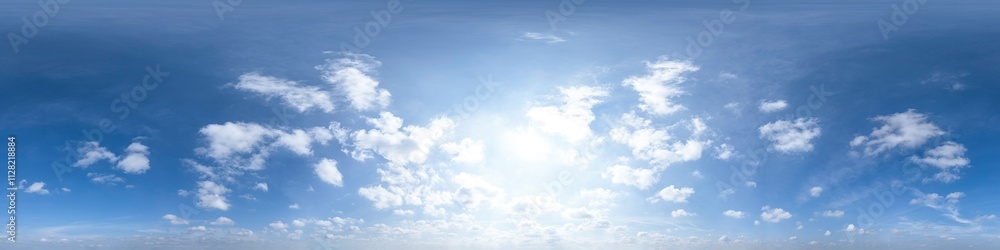 Nahtloses Panorama mit weiß-blauem Himmel in 360-Grad-Ansicht mit schöner Cumulus-Bewölkung zur Verwendung in 3D-Grafiken als Himmelskuppel oder zur Nachbearbeitung von Drohnenaufnahmen Nahtloses Panorama mit weiß-blauem Himmel in 360-Grad-Ansicht mit schöner Cumulus-Bewölkung zur Verwendung in 3D-Grafiken als Himmelskuppel oder zur Nachbearbeitung von Drohnenaufnahmen