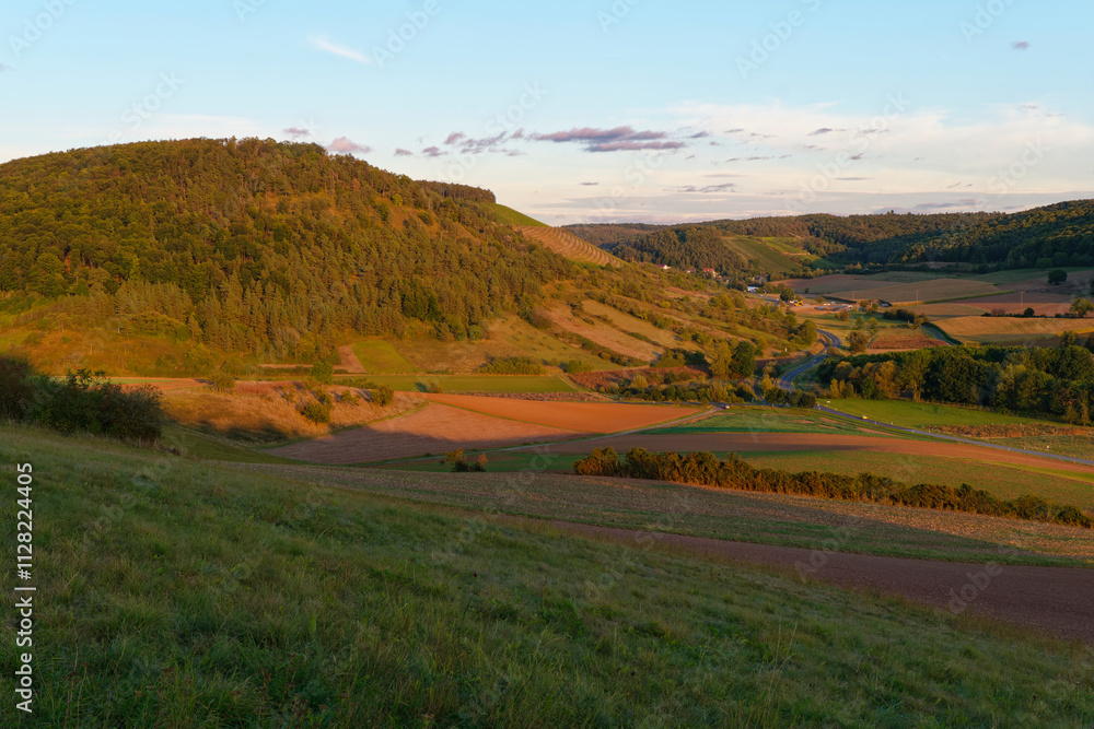 Obraz premium Blick auf das Weindorf Ramsthal und seine Weinberge im Abendlicht, Landkreis Bad Kissingen, Franken, Unterfranken, Bayern, Deutschland