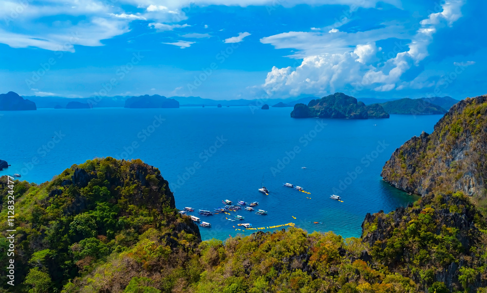 Obraz premium Aerial view of Traditional filipino boat bangka or banca at the blue lagoon in El Nido province, Palawan island in Philippines