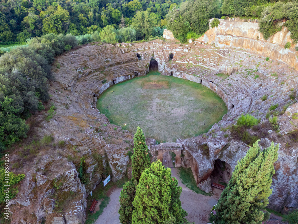 Vista aerea dell'Anfiteatro Romano di Sutri. Storia e paesaggio antico