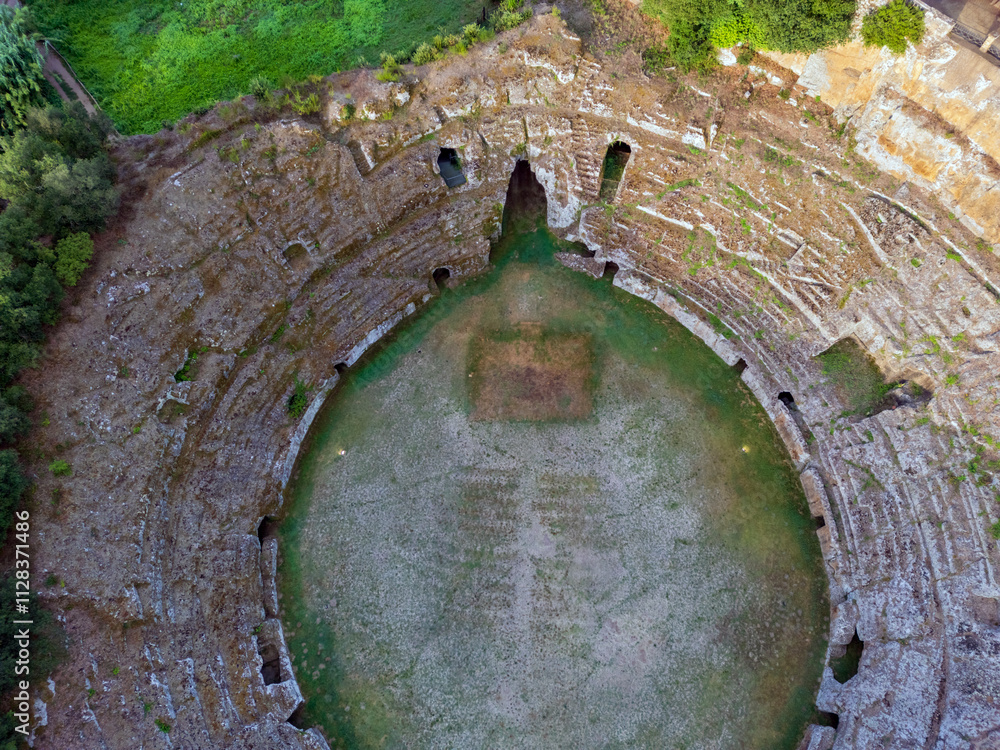Vista aerea dell'Anfiteatro Romano di Sutri. Storia e paesaggio antico