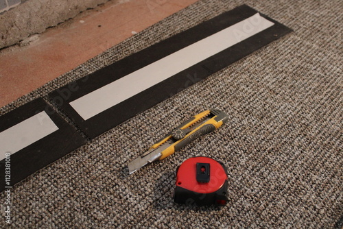 Pose dalle de moquette carrée avec ruban adhésif double face