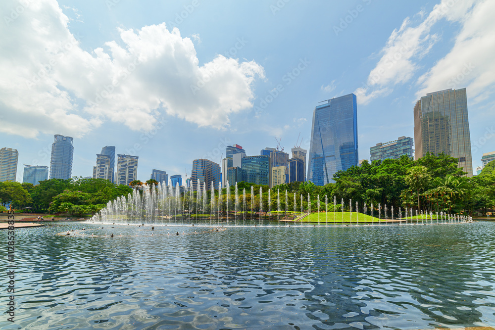 Obraz premium Scenic fountains in a green urban park of Kuala Lumpur