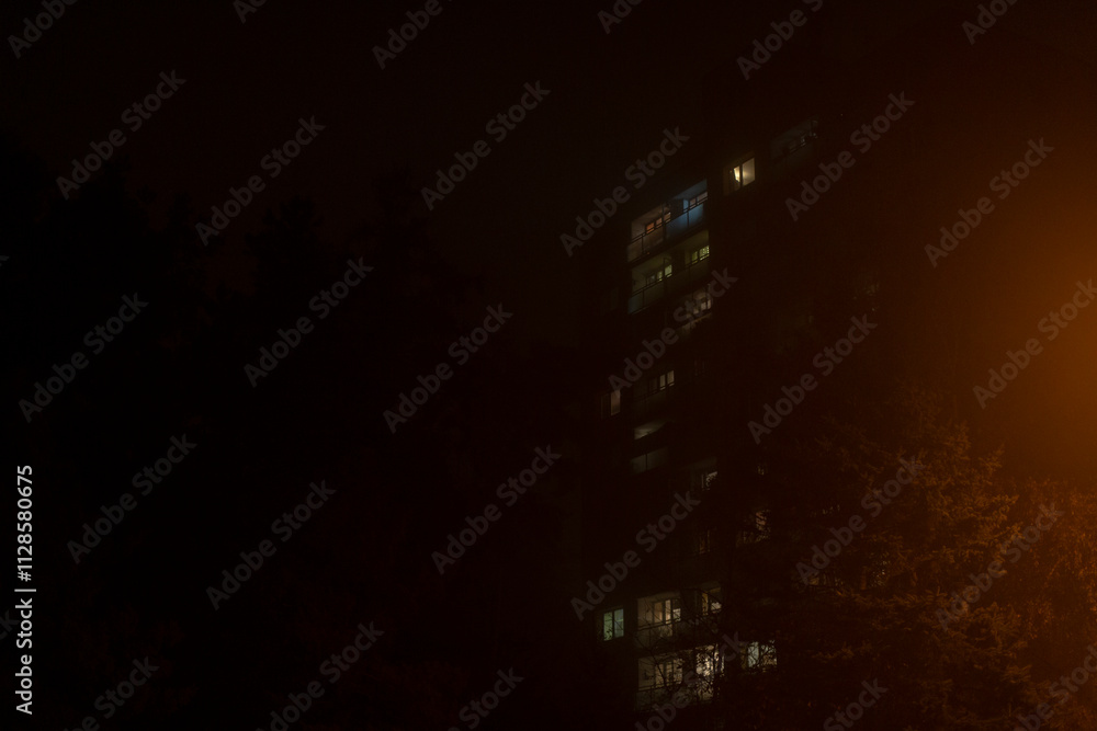 Obraz premium A blurry picture of a building that is beautifully illuminated at nighttime, showcasing its features even in the dark
